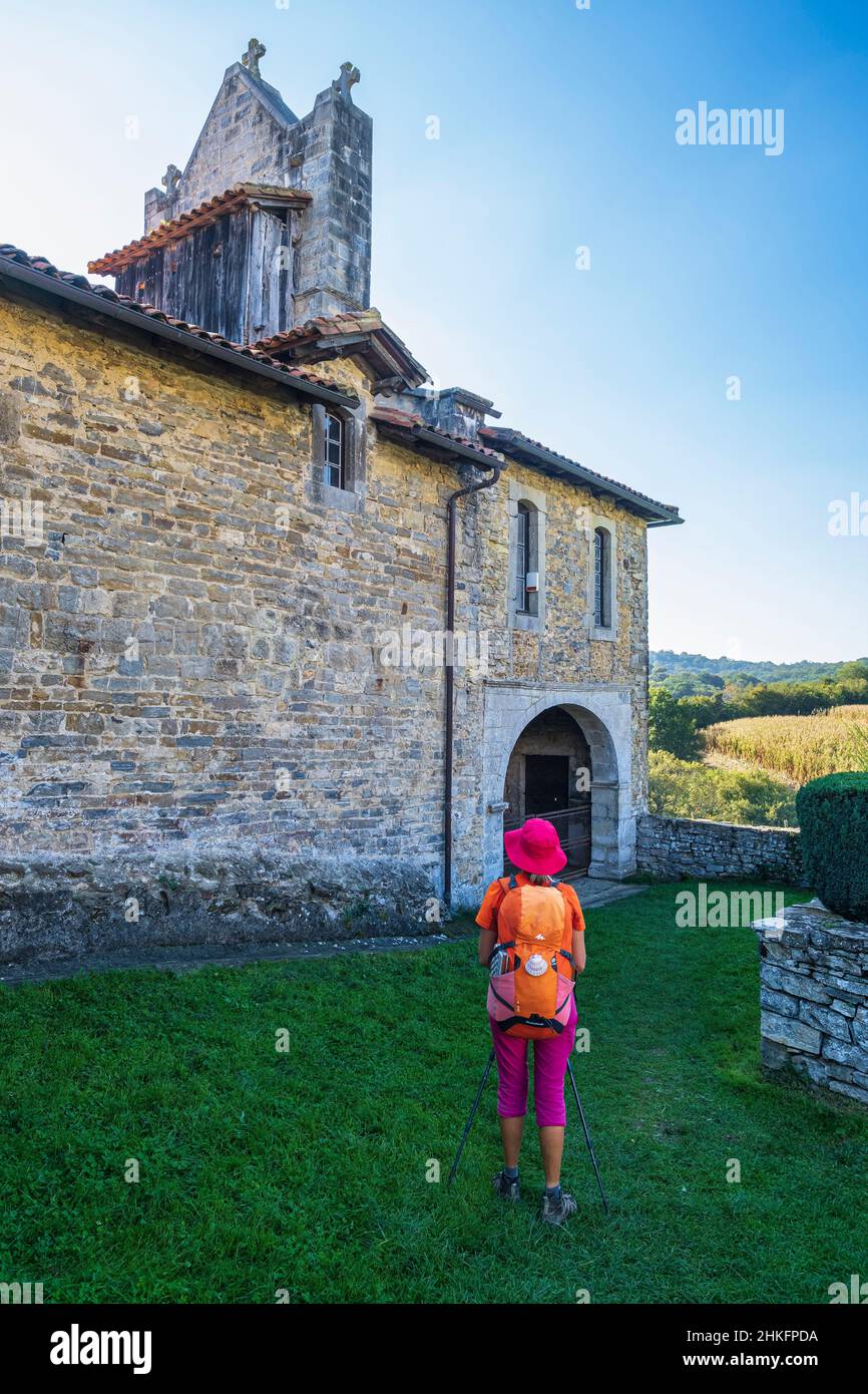 Francia, Pirenei Atlantici, dintorni di Ostabat-ASME, escursione sulla via Lemovicensis o Vezelay, uno dei modi principali per Santiago de Compostela, Saint-Nicolas d'Harambeltz cappella Foto Stock