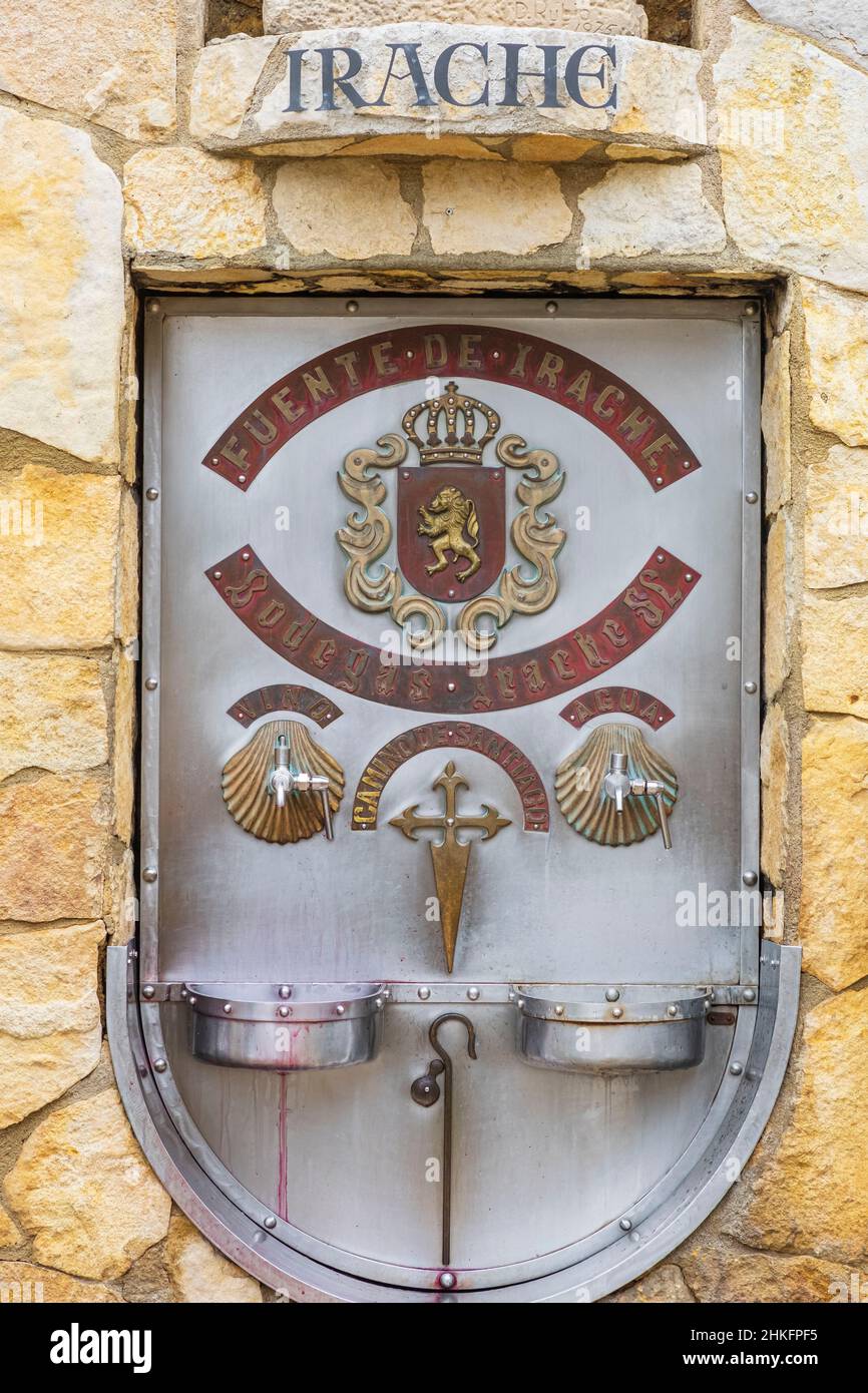 Bodegas Irache Fontana vino Navarra in Spagna, sul Camino de Santiago de  Compostela. Pellegrino tenuto gratuitamente un campione di vino Foto stock  - Alamy