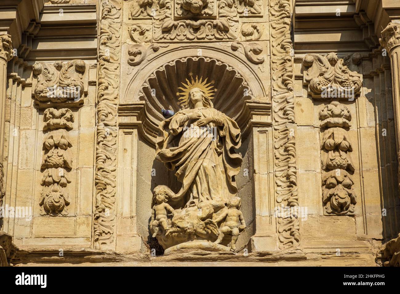 Spagna, la Rioja, Logrono, tappa sul Camino Francés, percorso spagnolo del pellegrinaggio a Santiago de Compostela, patrimonio mondiale dell'UNESCO, cattedrale di Santa Maria de la Redonda, dettaglio porta laterale Foto Stock