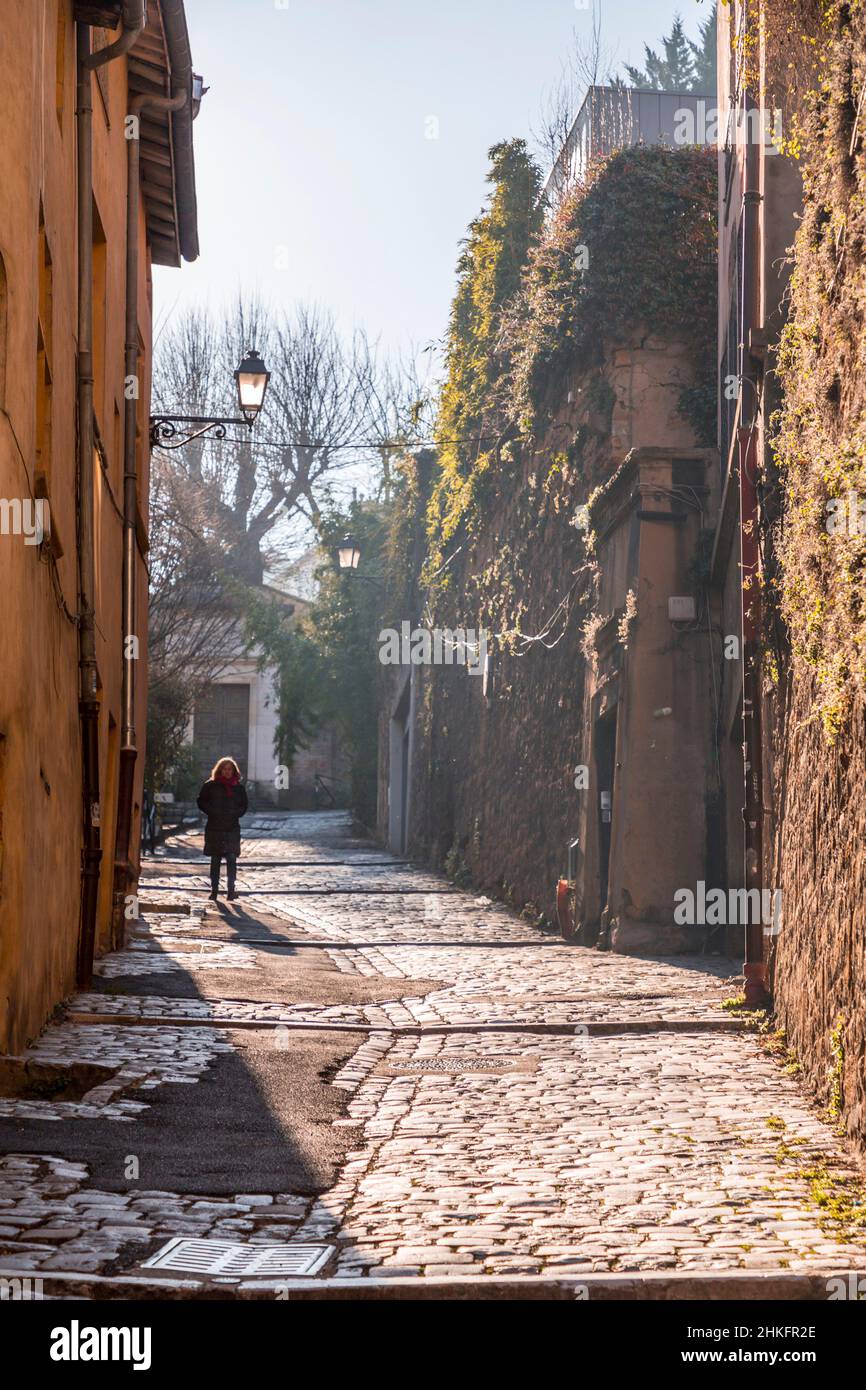 Lione, Francia - 25 gennaio 2022: Vista sulla strada ed edifici nel centro storico di Lione (Vieux Lyon), Francia. Foto Stock
