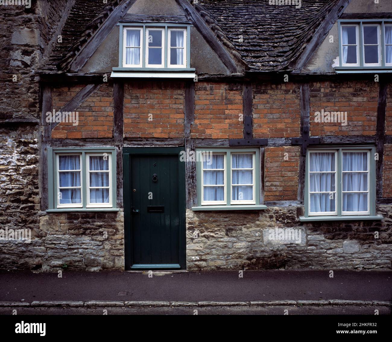 Regno Unito. Inghilterra. Wiltshire. Lacock. High Street, casa a graticcio. Foto Stock