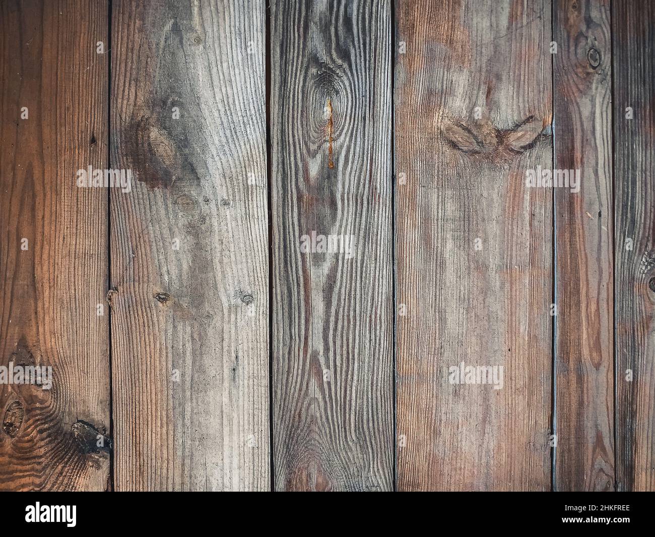 Vecchio asse di legno bruciato. Sfondo di legno di fienile con spazio copia. Foto Stock