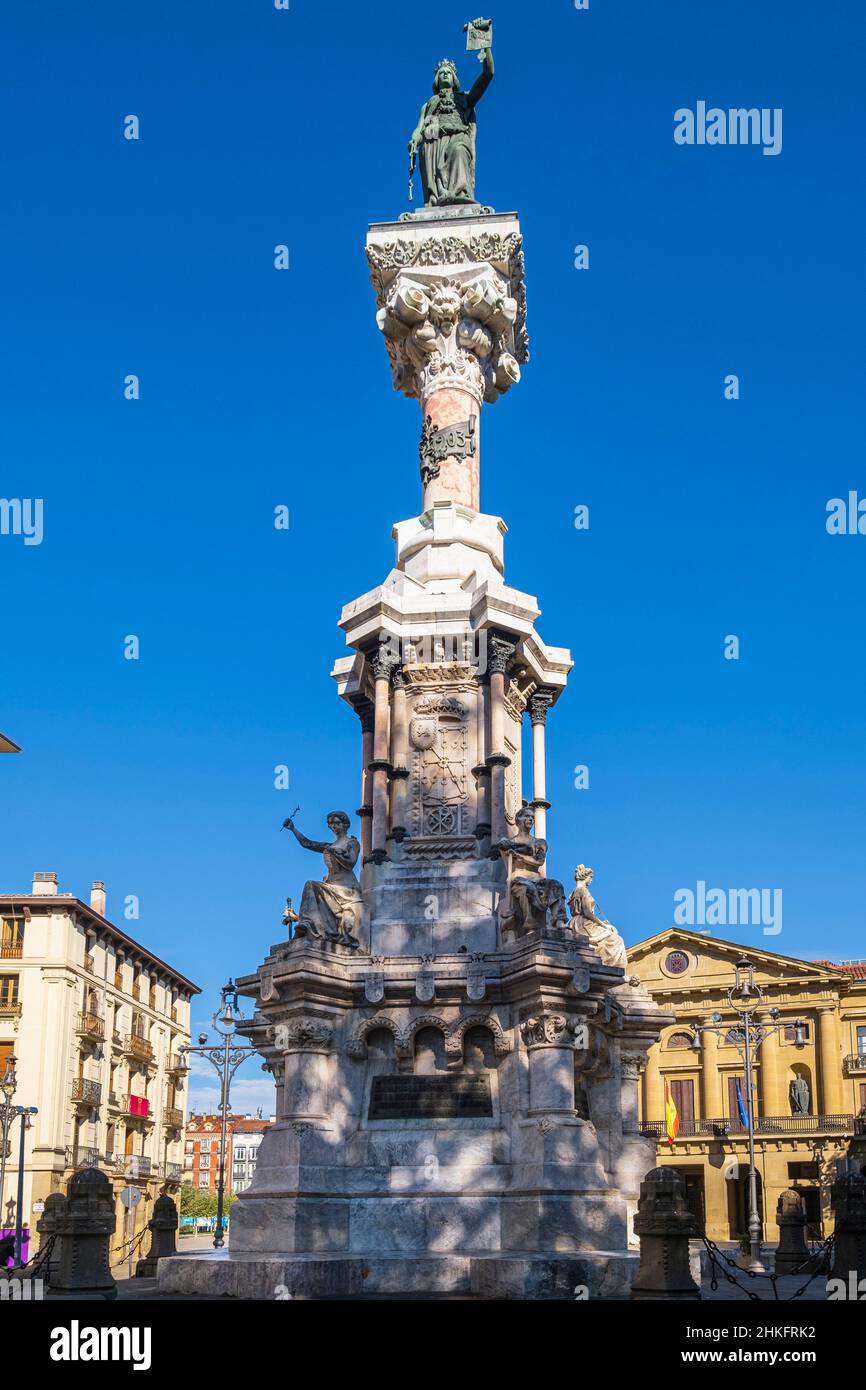 Spagna, Navarra, Pamplona (Iruña), tappa sul Camino Francés, percorso spagnolo del pellegrinaggio a Santiago de Compostela, patrimonio dell'umanità dell'UNESCO, monumento al Fueros (privilegi) dell'architetto Manuel Martinez Ubago Foto Stock