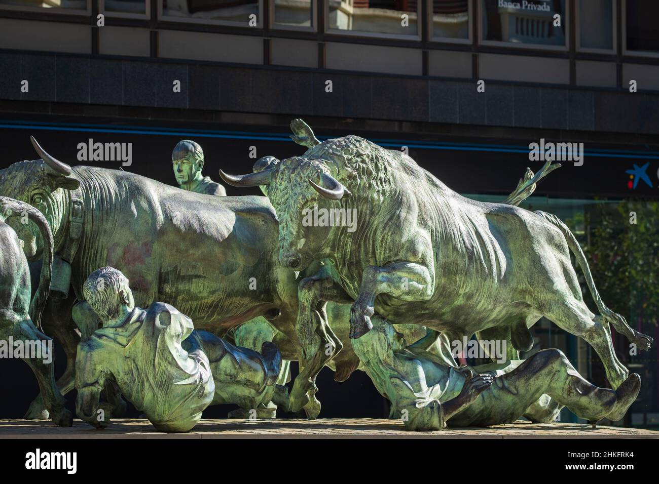 Spagna, Navarra, Pamplona (Iruña), tappa sul Camino Francés, percorso spagnolo del pellegrinaggio a Santiago de Compostela, patrimonio mondiale dell'UNESCO, monumento a El Encierro, bronzo dello scultore Rafael Huerta dedicato alle corride delle feste di San Fermin ogni anno nel mese di luglio Foto Stock