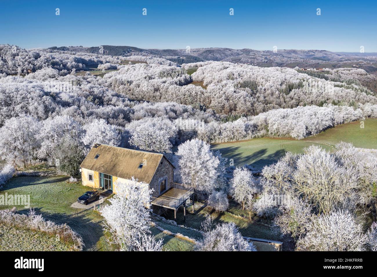 Francia, Auvergne, Puy de Dome, Saint Angel, Combrailles, fienile isolato, casa di campagna ideale per il confinamento sanitario (vista aerea) Foto Stock