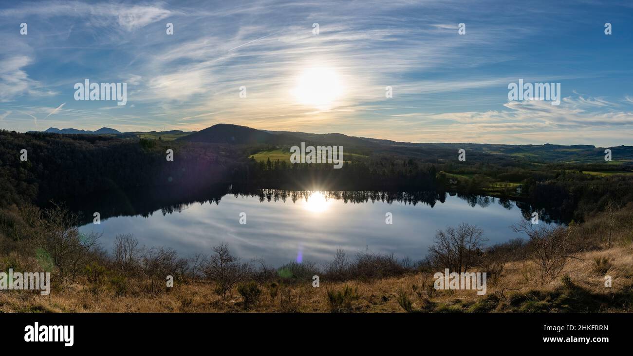 Francia, Puy de Dome, Charbonnière Les Vieilles, Gour de Tazenat, maar tipo di vulcano Foto Stock