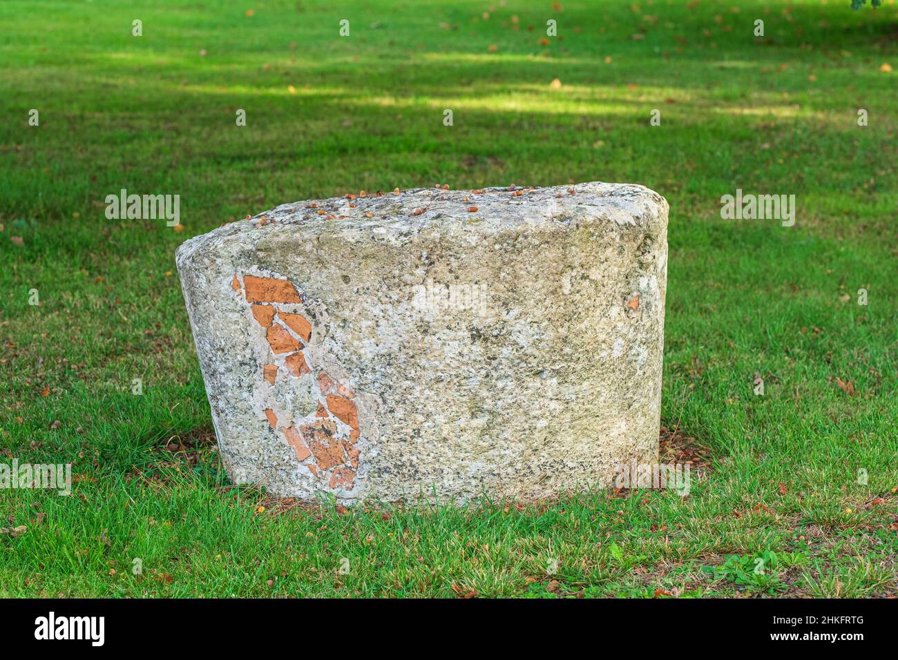 Francia, Gironde, Saint-Ferme, villaggio sulla via Lemovicensis o Vezelay, uno dei modi principali per Santiago de Compostela, mola di pietra antica Foto Stock