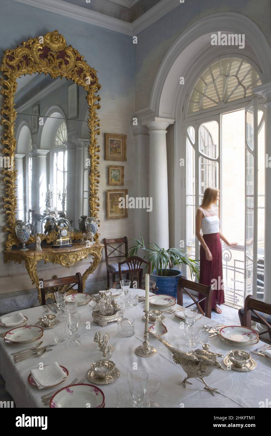 Malta, Valletta, sala da pranzo estiva decorata con uno specchio dorato e un tavolo con argenteria nella Casa Rocca piccola, casa ancestrale del 9th Marchese di Piro che ospita un museo privato e un bed and breakfast Foto Stock