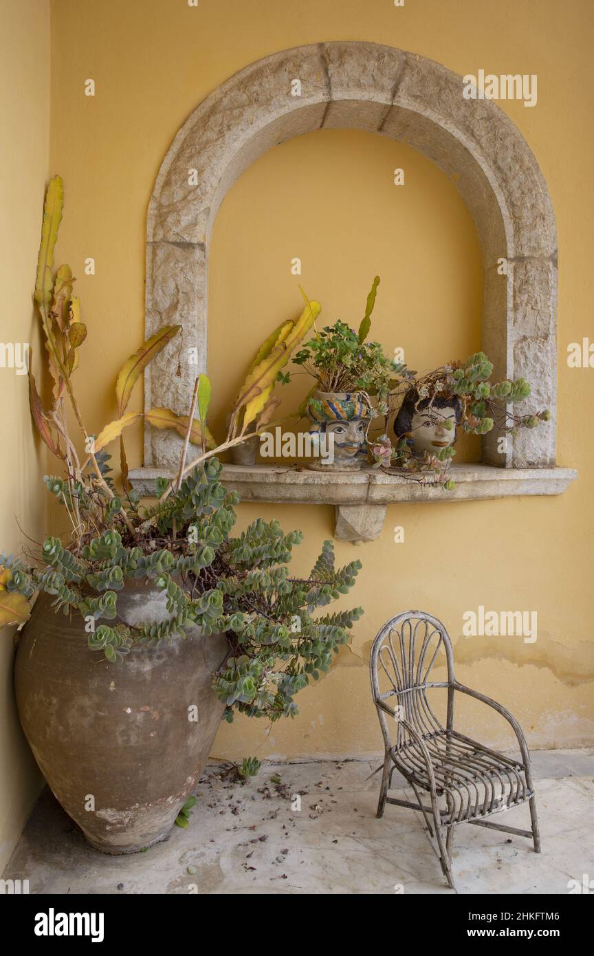 Italia, Sicilia, Taormina, piante in un vaso in ceramica siciliana moresca e pentole raffiguranti una coppia sulla terrazza di Casa Cuseni, una villa storica trasformata in una pensione Foto Stock