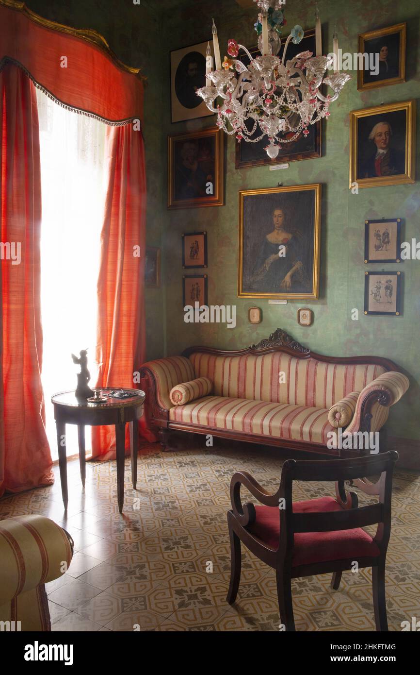 Malta, Valletta, sala verde decorata con mobili d'epoca e ritratti all'interno della Casa Rocca piccola, un palazzo del 16th secolo che ospita un museo privato e un bed and breakfast Foto Stock