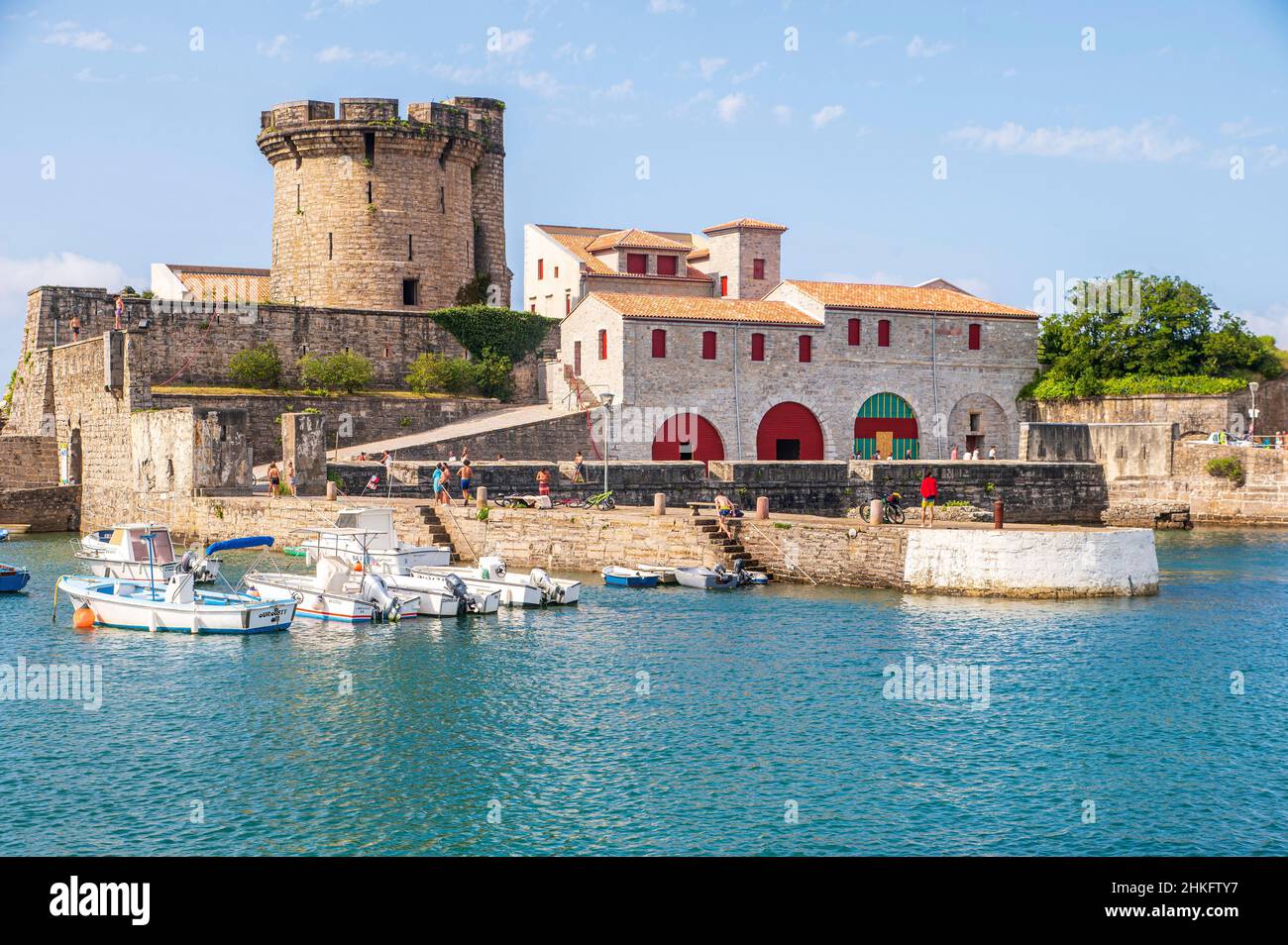 Francia, Pirenei Atlantici (64), Paesi Baschi, Ciboure, baia di Saint-Jean-de-Luz, Porto turistico di Socoa e forte di Socoa Foto Stock