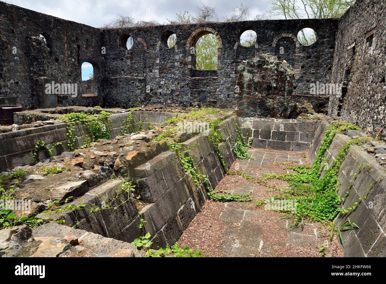 Francia, Reunion Island (dipartimento francese d'oltremare), Saint Gilles les Hauts, Villèle Museum nella tenuta di Panon-Desbassyns, una ex proprietà coloniale nel cuore di una grande piantagione di canna da zucchero che ha impiegato poco più di 400 schiavi, bacino d'acqua calda nelle rovine della fabbrica di zucchero Foto Stock