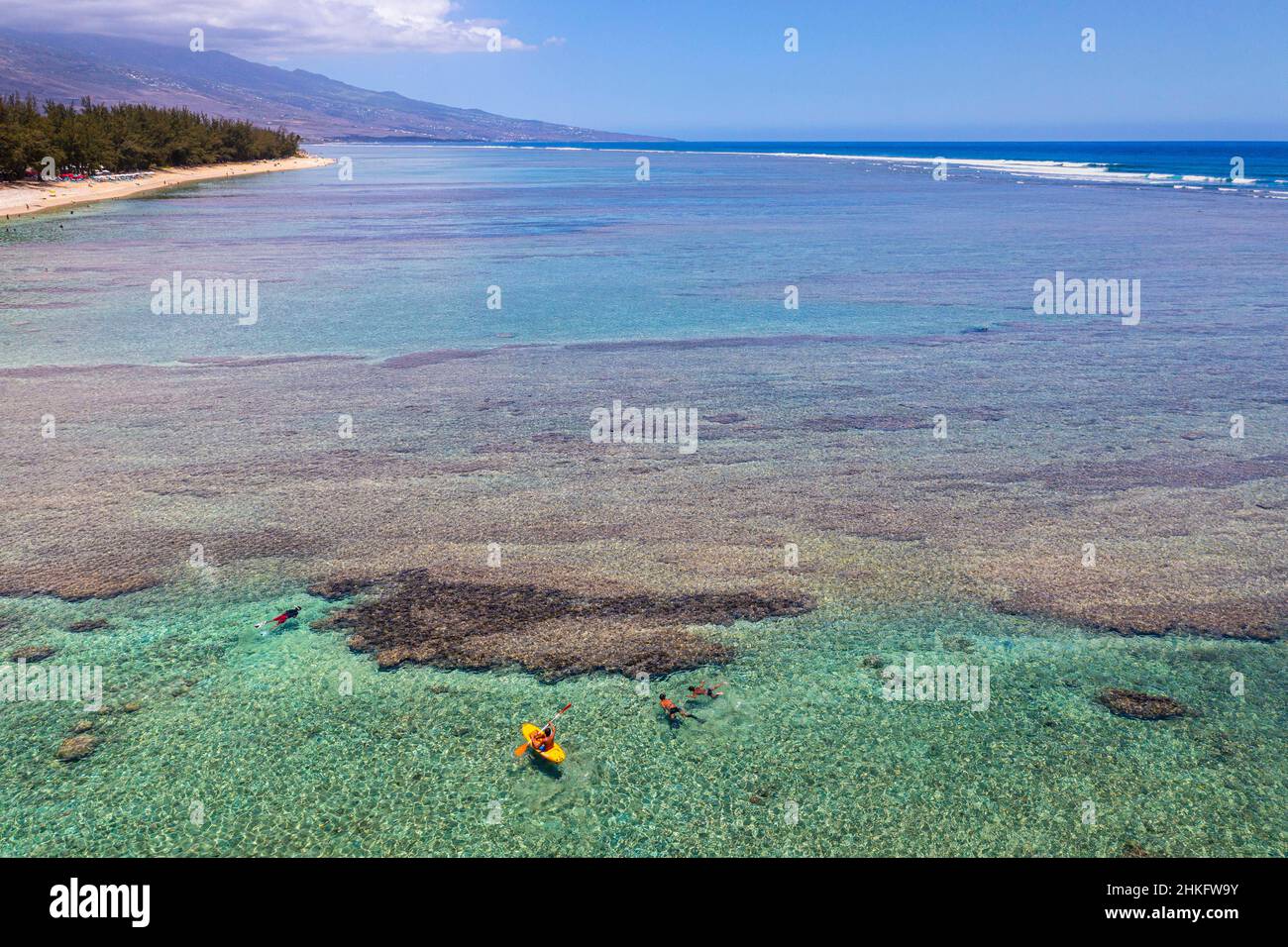 Francia, Isola di Reunion (dipartimento francese d'oltremare), Costa Ovest, Spiaggia della laguna di Saint Gilles les Bains a Ermitage les Bains, bordata da alberi di casuarina (vista aerea) Foto Stock