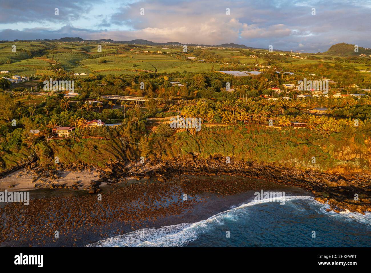 Francia, isola di Reunion (dipartimento francese d'oltremare), Petite-Ile sulla costa meridionale, spiaggia, rocce e campi di canna da zucchero (vista aerea) Foto Stock