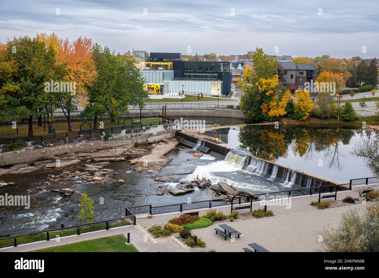 Canada, provincia di Quebec, Lanaudière, Joliette, il fiume l'Assomption e sullo sfondo il Museo d'Arte Joliette in autunno Foto Stock