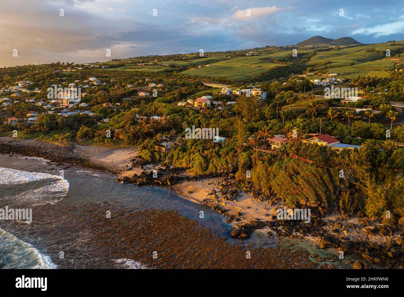 Francia, isola di Reunion (dipartimento francese d'oltremare), Petite-Ile sulla costa meridionale, spiaggia, rocce e campi di canna da zucchero (vista aerea) Foto Stock