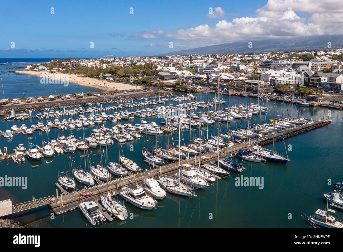 Francia, isola di Reunion (dipartimento francese d'oltremare), Saint Pierre, il porto turistico e il porto di pesca (vista aerea) Foto Stock