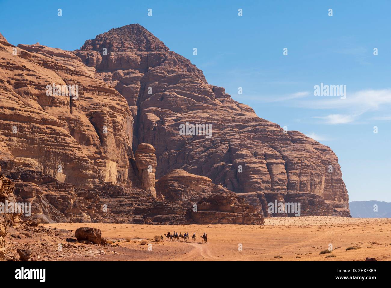Giordania, Aqaba Governatorato, Wadi Rum, patrimonio mondiale dell'UNESCO, deserto, turisti su cammelli Foto Stock