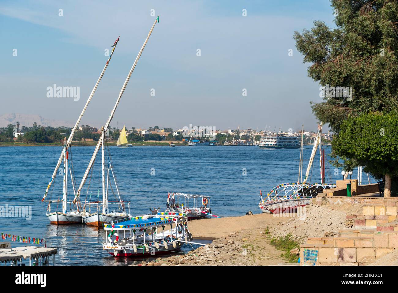 Egitto, Alto Egitto, Valle del Nilo, Luxor, barche di fiume ormeggiate e la città di Luxor sullo sfondo Foto Stock