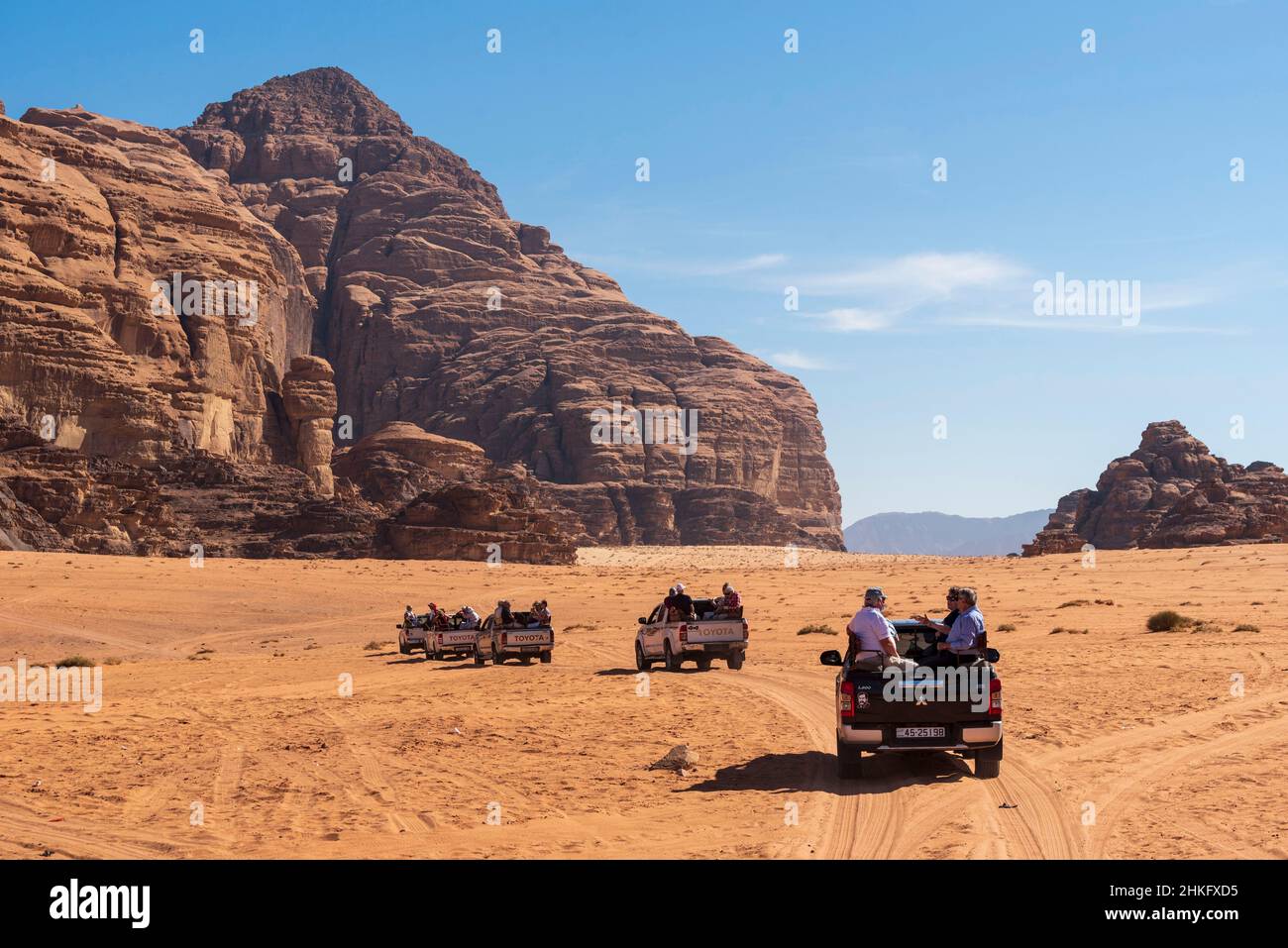 Giordania, governatorato di Aqaba, Wadi Rum, patrimonio mondiale dell'UNESCO, deserto, turisti in quattro ruote motrici veicoli Foto Stock