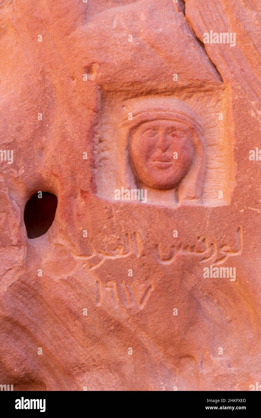 Giordania, governatorato di Aqaba, Wadi Rum, patrimonio mondiale dell'UNESCO, deserto, somiglianza e iscrizione di Thomas Edward Lawrence, Lawrence d'Arabia, ufficiale dell'intelligence britannica Foto Stock