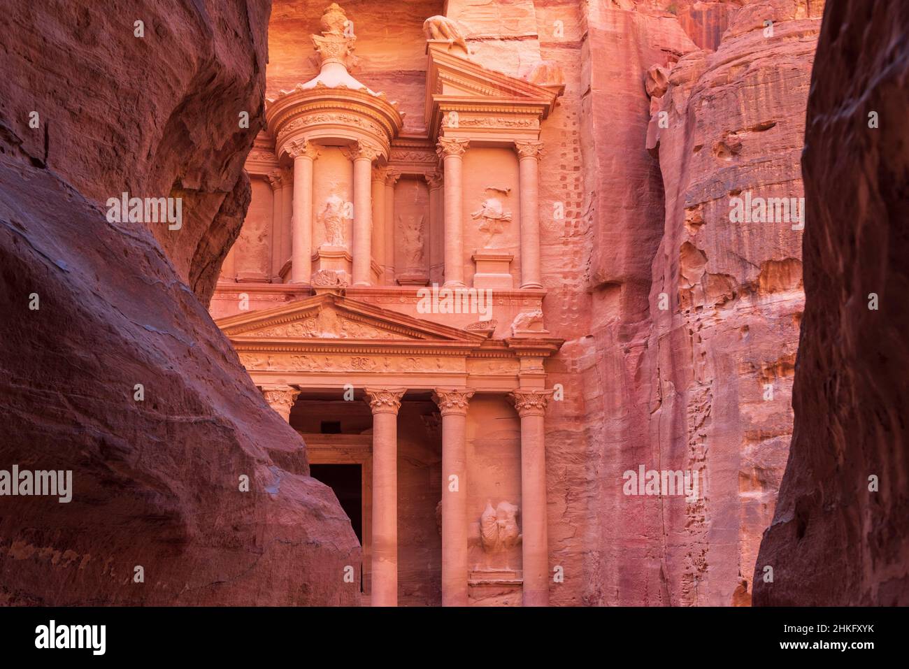 Giordania, Governatorato Ma'an, sito archeologico nabataeo di Petra, patrimonio dell'umanità dell'UNESCO, la facciata della tomba del soldato romano, scolpita da una parete di pietra arenaria Foto Stock