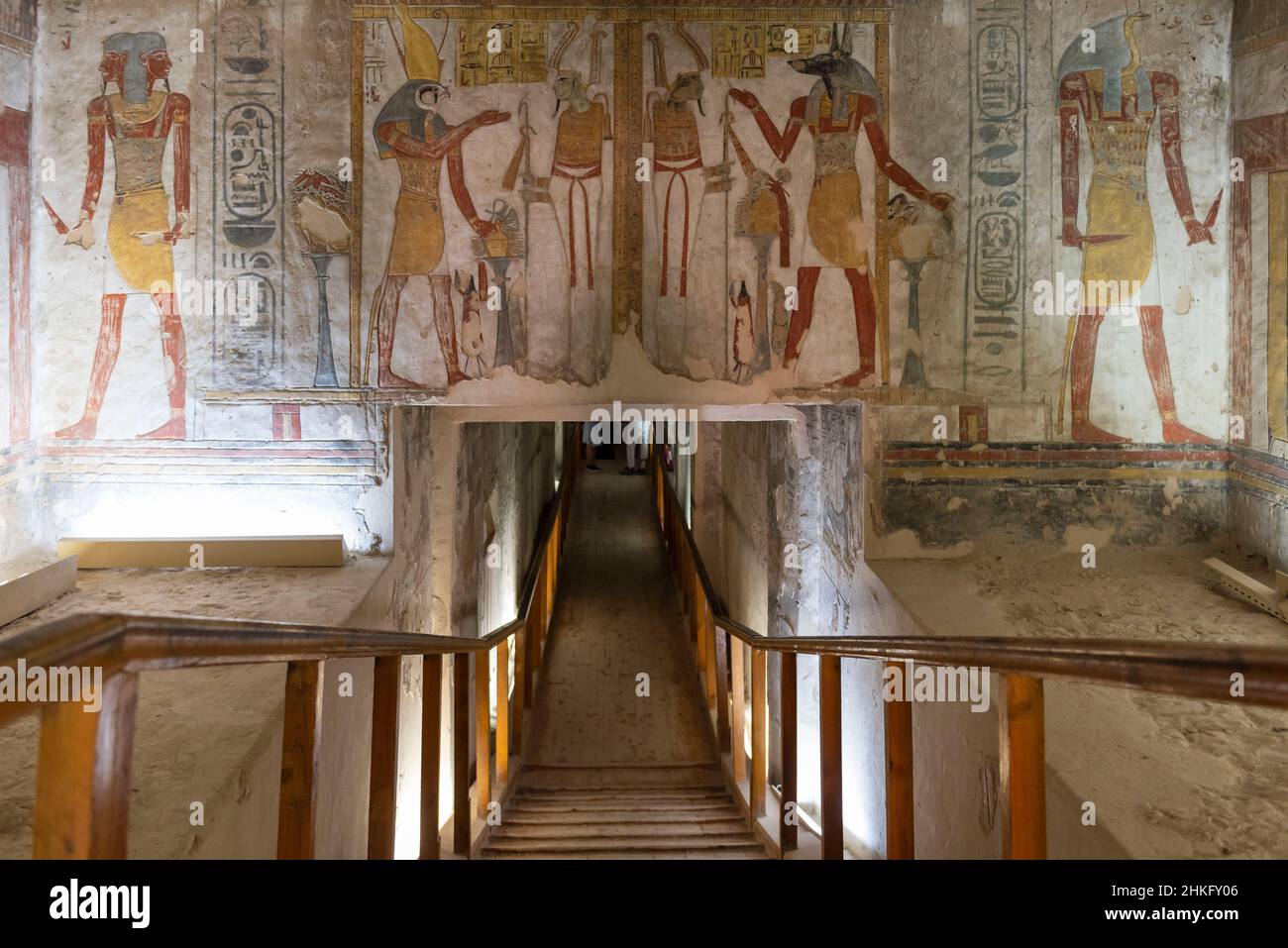 Egitto, Alto Egitto, Valle del Nilo, Luxor, Valle dei Re, patrimonio mondiale dell'UNESCO, colorato bassorilievo raffigurante Faraone su un muro della tomba di Ramses III Foto Stock