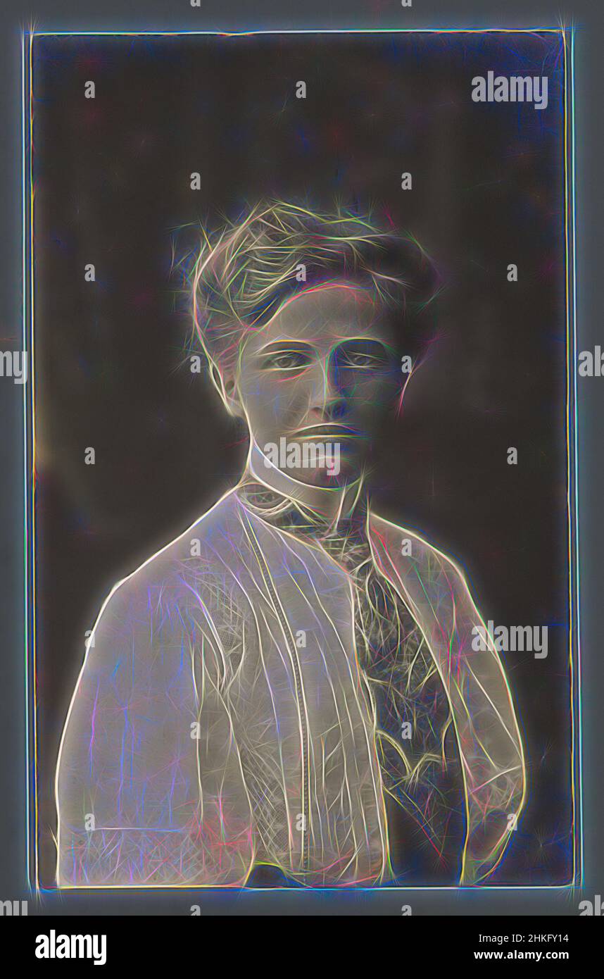 Ispirato dal Ritratto di una giovane donna sconosciuta che indossa una cravatta, in o dopo il 1907 - c.. 1915, stampa in argento gelatina, altezza 140 mm x larghezza 87 mm, Reimagined by Artotop. L'arte classica reinventata con un tocco moderno. Design di calda e allegra luminosità e di raggi di luce. La fotografia si ispira al surrealismo e al futurismo, abbracciando l'energia dinamica della tecnologia moderna, del movimento, della velocità e rivoluzionando la cultura Foto Stock