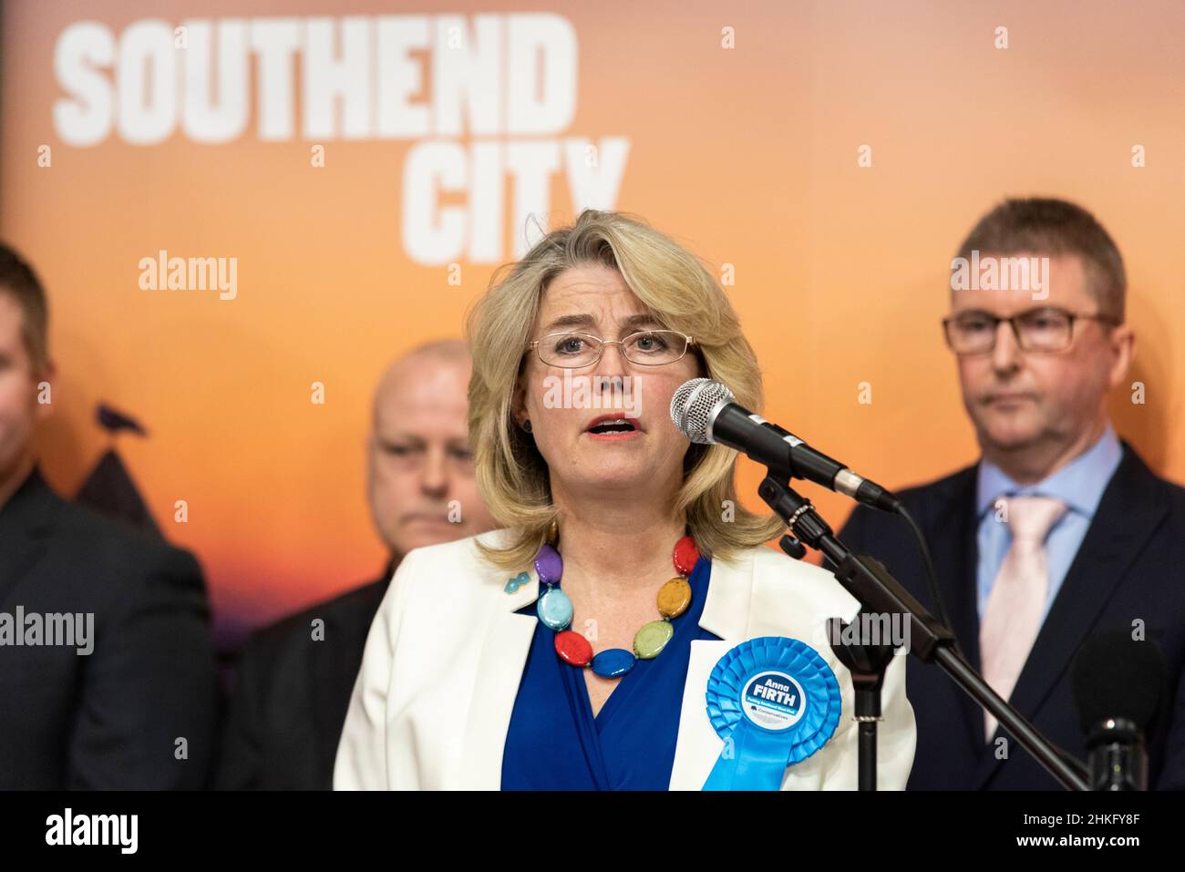 Anna Firth, deputato di Tory, alla verifica e alle votazioni per il Southend West con elezione il 3 febbraio 2022 per sostituire il deputato assassinato Sir David Amess Foto Stock