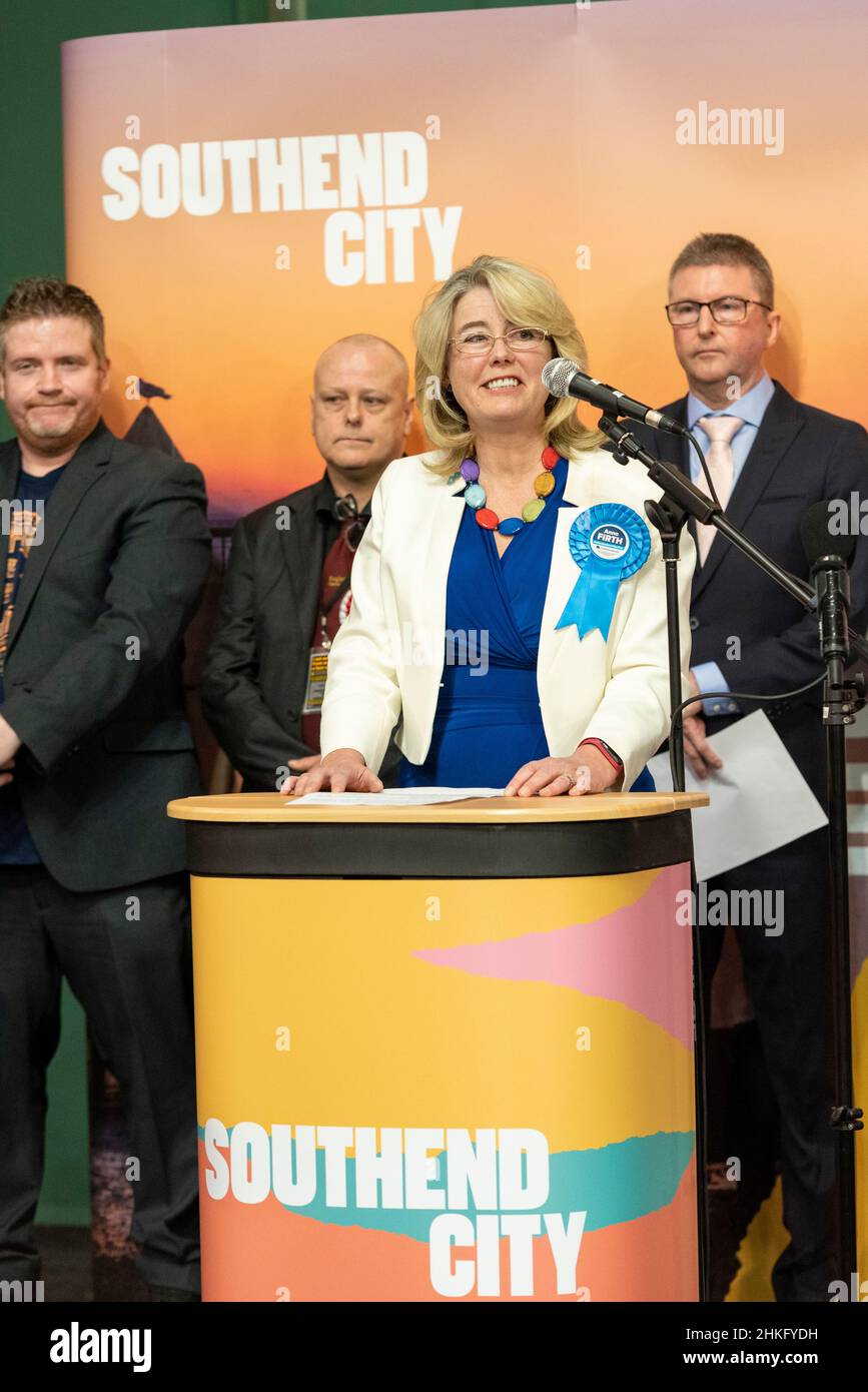 Anna Firth, deputato di Tory, alla verifica e alle votazioni per il Southend West con elezione il 3 febbraio 2022 per sostituire il deputato assassinato Sir David Amess Foto Stock