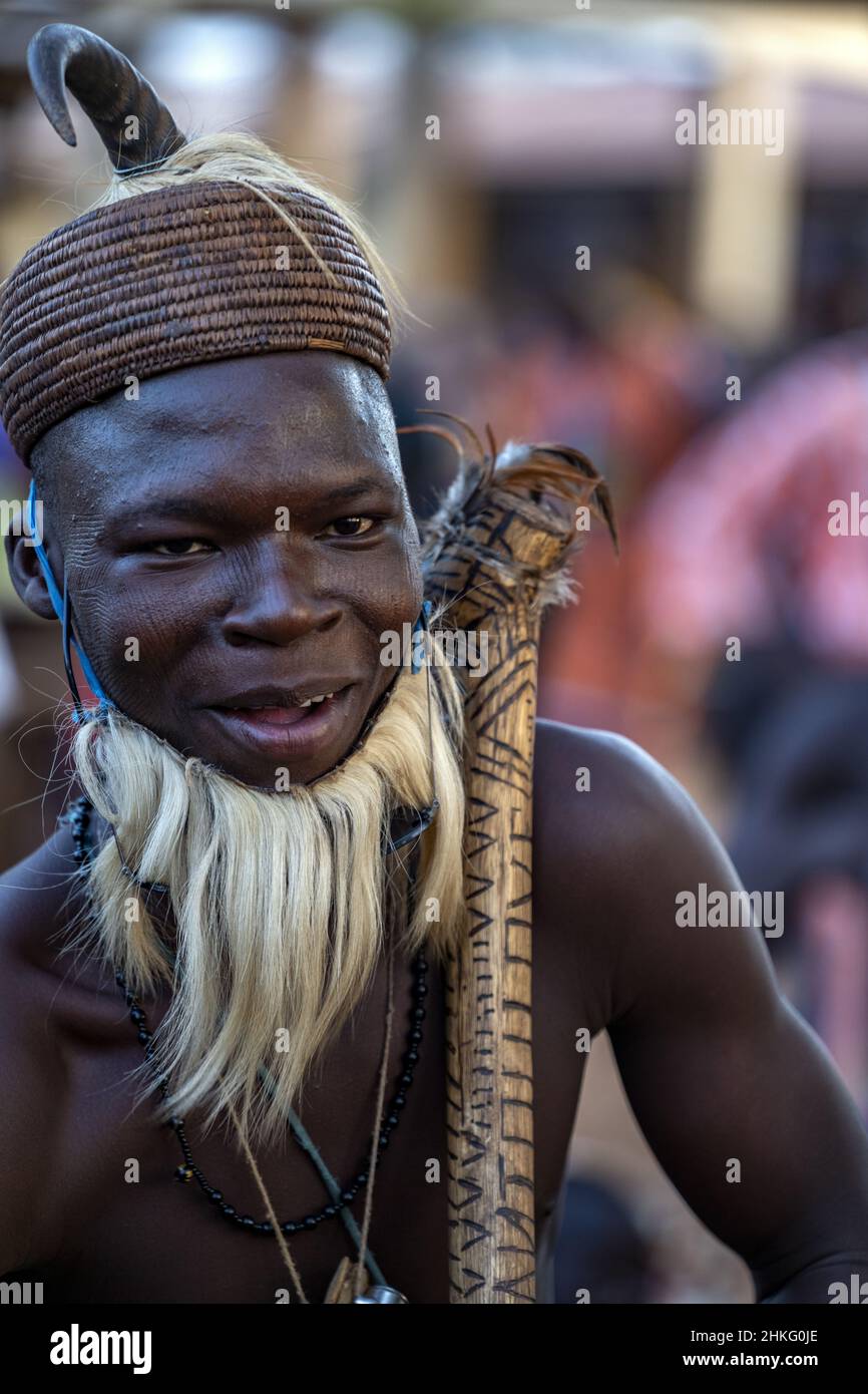Benin, Provincia di Natitingou, villaggio di Kwaba, giorno del mercato, danza di iniziazione circoncisione Foto Stock