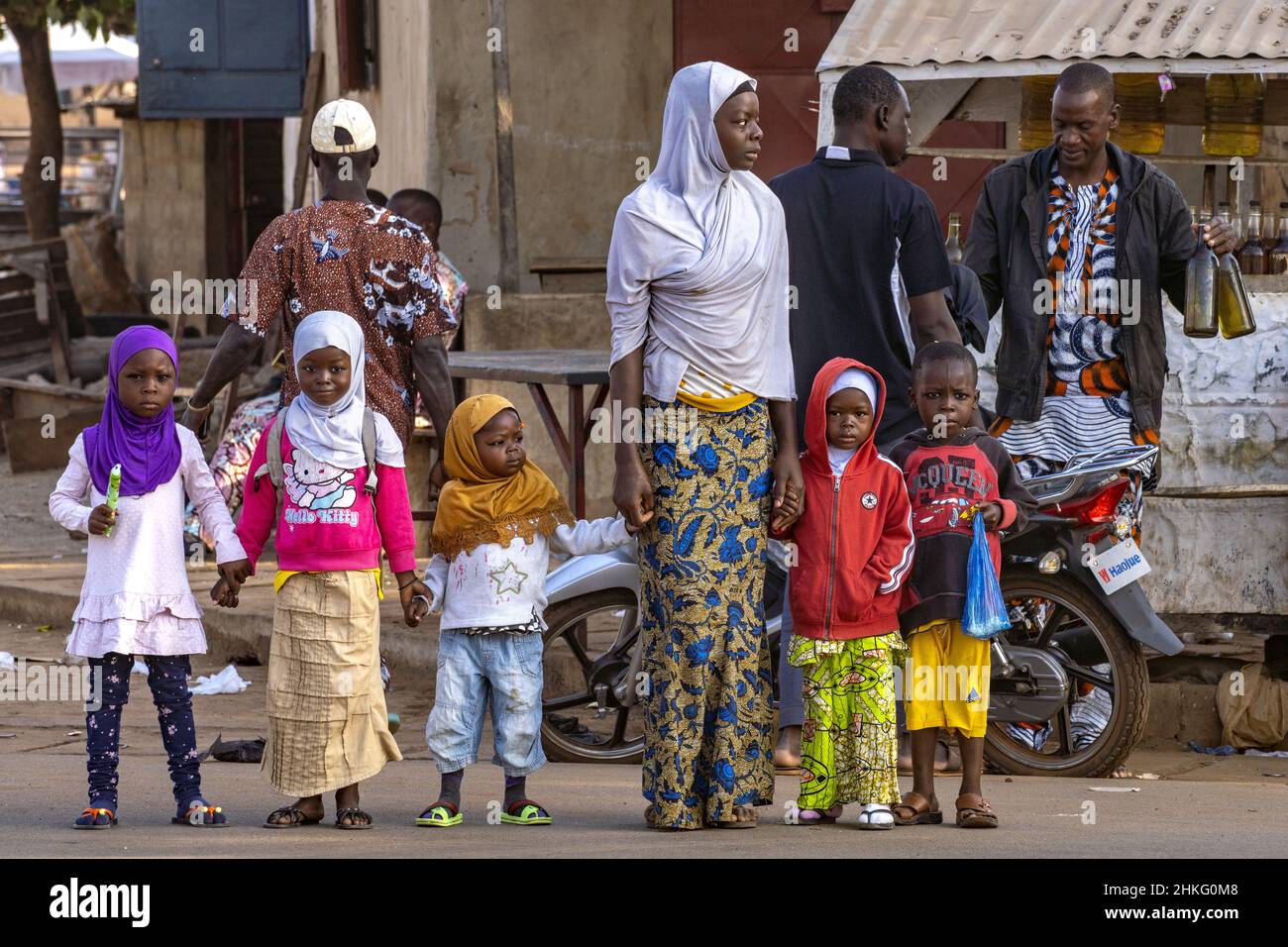 Benin, Djougou, bambini musulmani che vanno a scuola Foto Stock