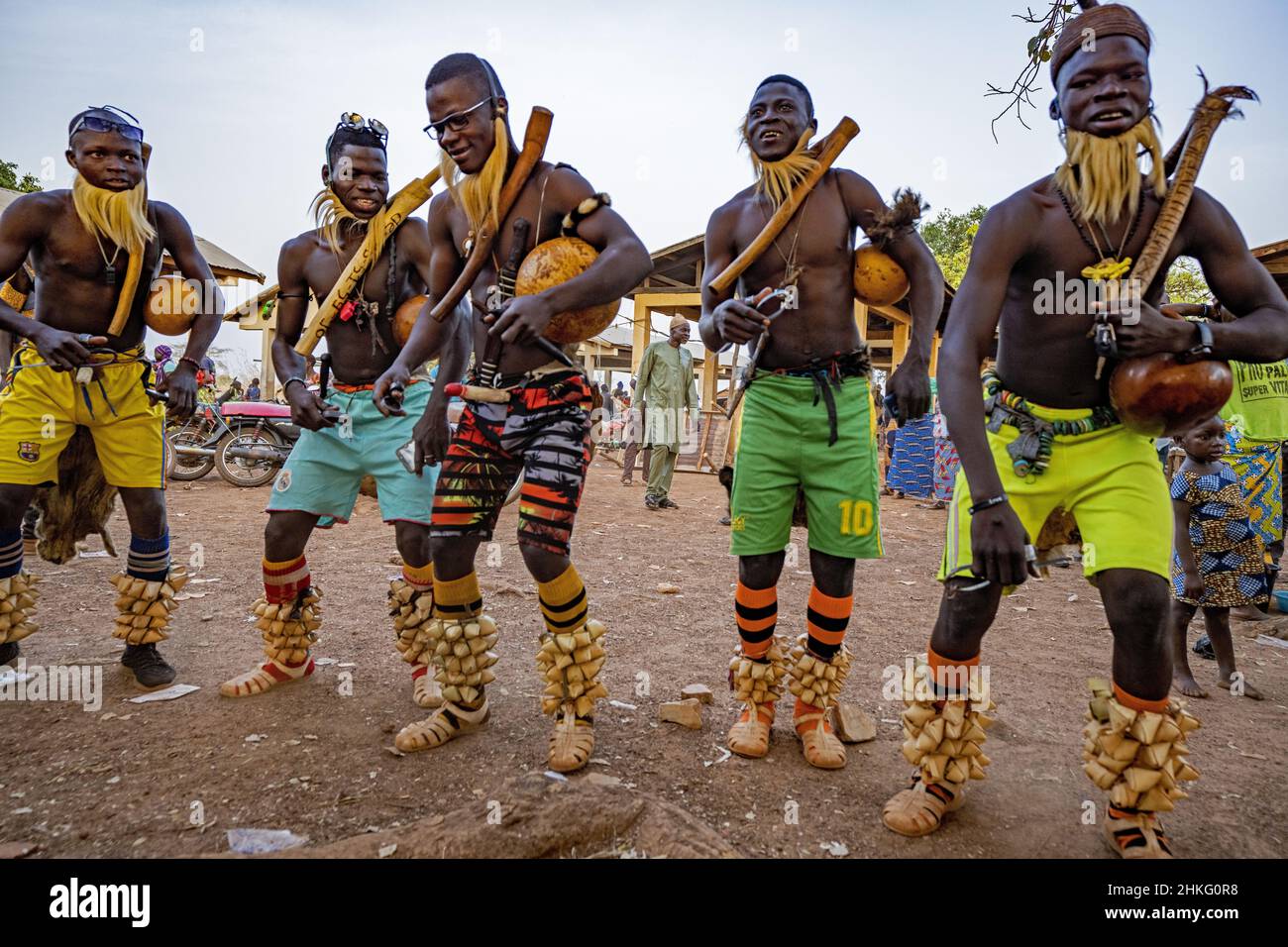 Benin, Provincia di Natitingou, villaggio di Kwaba, giorno del mercato, danza di iniziazione circoncisione Foto Stock