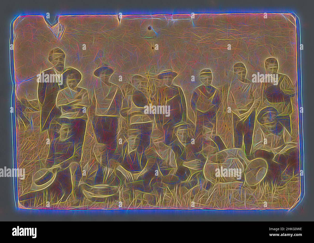 Ispirato dal ritratto di gruppo di (presumibilmente) una classe di una scuola di ragazzi con un insegnante, c.. 1895 - c. 1910, stampa albume, altezza 74 mm x larghezza 108 mm, reinventata da Artotop. L'arte classica reinventata con un tocco moderno. Design di calda e allegra luminosità e di raggi di luce. La fotografia si ispira al surrealismo e al futurismo, abbracciando l'energia dinamica della tecnologia moderna, del movimento, della velocità e rivoluzionando la cultura Foto Stock