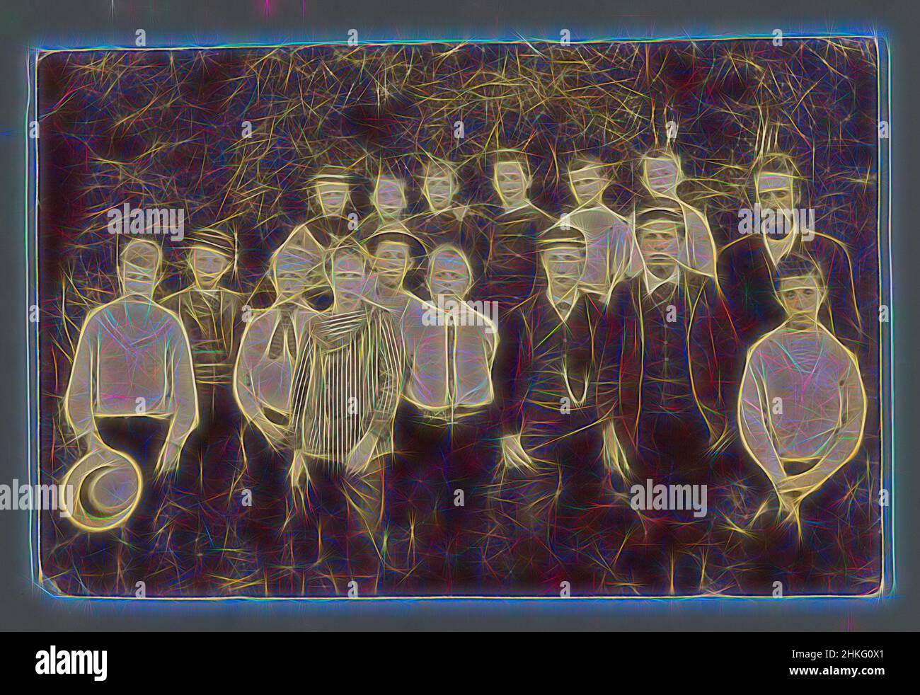 Ispirato dal ritratto di gruppo di (presumibilmente) una classe di una scuola di ragazzi con un insegnante, c.. 1895 - c. 1910, stampa albume, altezza 76 mm x larghezza 116 mm, reinventata da Artotop. L'arte classica reinventata con un tocco moderno. Design di calda e allegra luminosità e di raggi di luce. La fotografia si ispira al surrealismo e al futurismo, abbracciando l'energia dinamica della tecnologia moderna, del movimento, della velocità e rivoluzionando la cultura Foto Stock