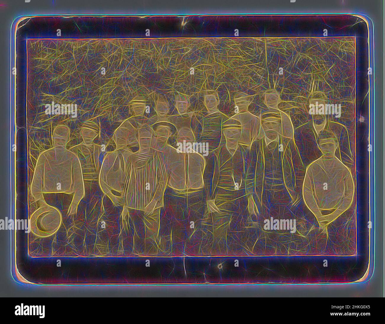 Ispirato dal ritratto di gruppo di (presumibilmente) una classe di una scuola di ragazzi con un insegnante, c.. 1895 - c. 1910, stampa albume, altezza 76 mm x larghezza 115 mm, reinventata da Artotop. L'arte classica reinventata con un tocco moderno. Design di calda e allegra luminosità e di raggi di luce. La fotografia si ispira al surrealismo e al futurismo, abbracciando l'energia dinamica della tecnologia moderna, del movimento, della velocità e rivoluzionando la cultura Foto Stock