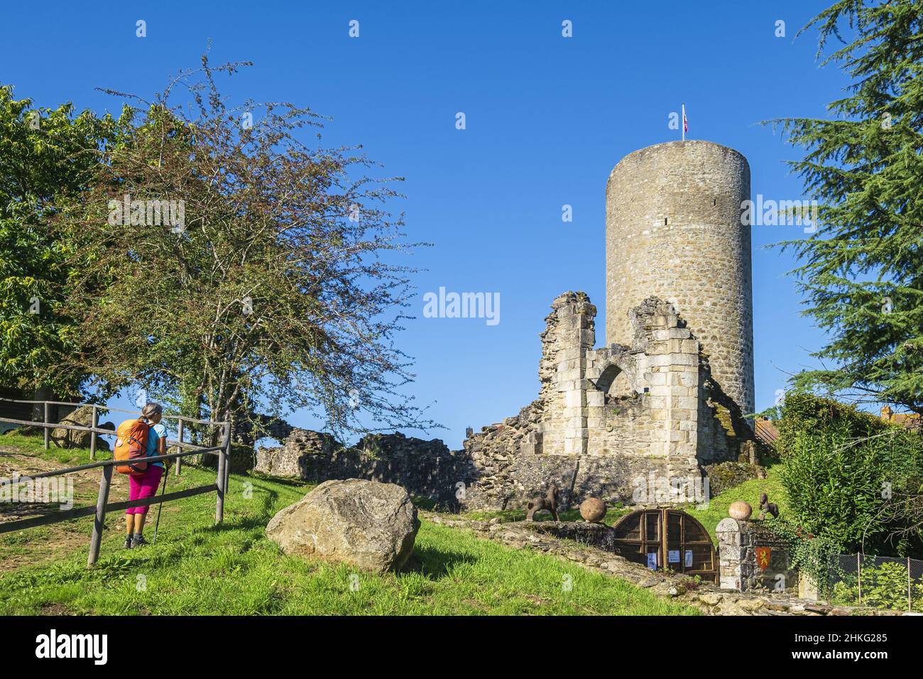 Francia, Haute-Vienne, Chalus, escursione sulla via Lemovicensis o Vezelay, uno dei modi principali per Santiago de Compostela, 11th ° castello Chalus-Chabrol secolo Foto Stock