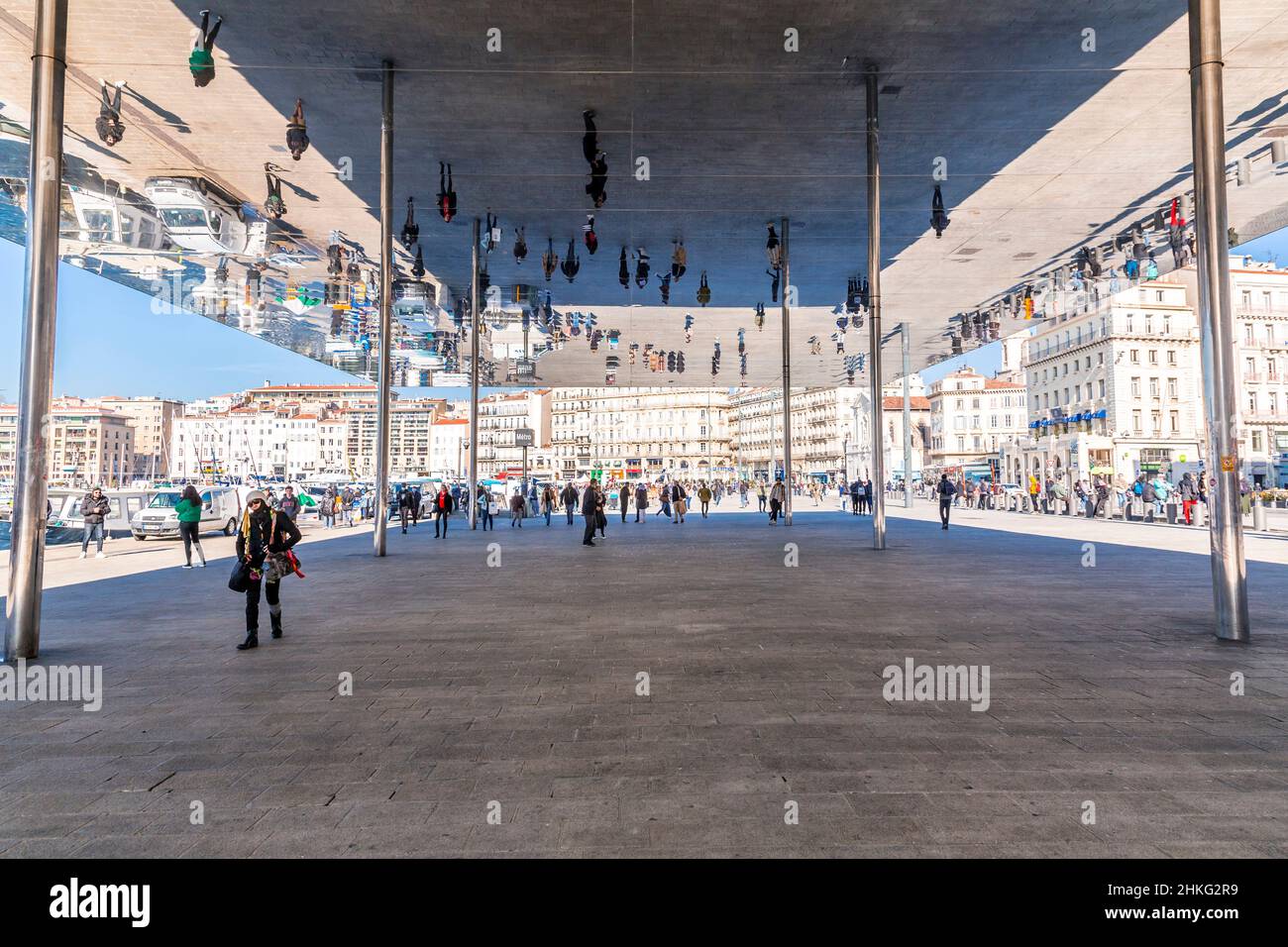 Marsiglia, Francia - 28 gennaio 2022: Lo specchio nel vecchio porto di Marsiglia. Il gigantesco baldacchino a specchio chiamato Port Vieux Pavilion è stato progettato da No Foto Stock