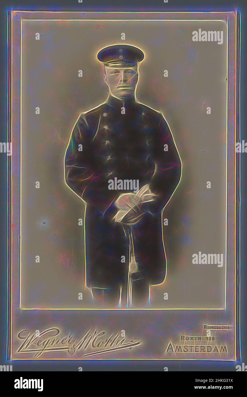 Ispirato da Ritratto del Principe Enrico, Wegner & Mottu, Amsterdam, 1900, gelatina stampa argento, Altezza 165 mm x larghezza 106 mm, reinventata da Artotop. L'arte classica reinventata con un tocco moderno. Design di calda e allegra luminosità e di raggi di luce. La fotografia si ispira al surrealismo e al futurismo, abbracciando l'energia dinamica della tecnologia moderna, del movimento, della velocità e rivoluzionando la cultura Foto Stock