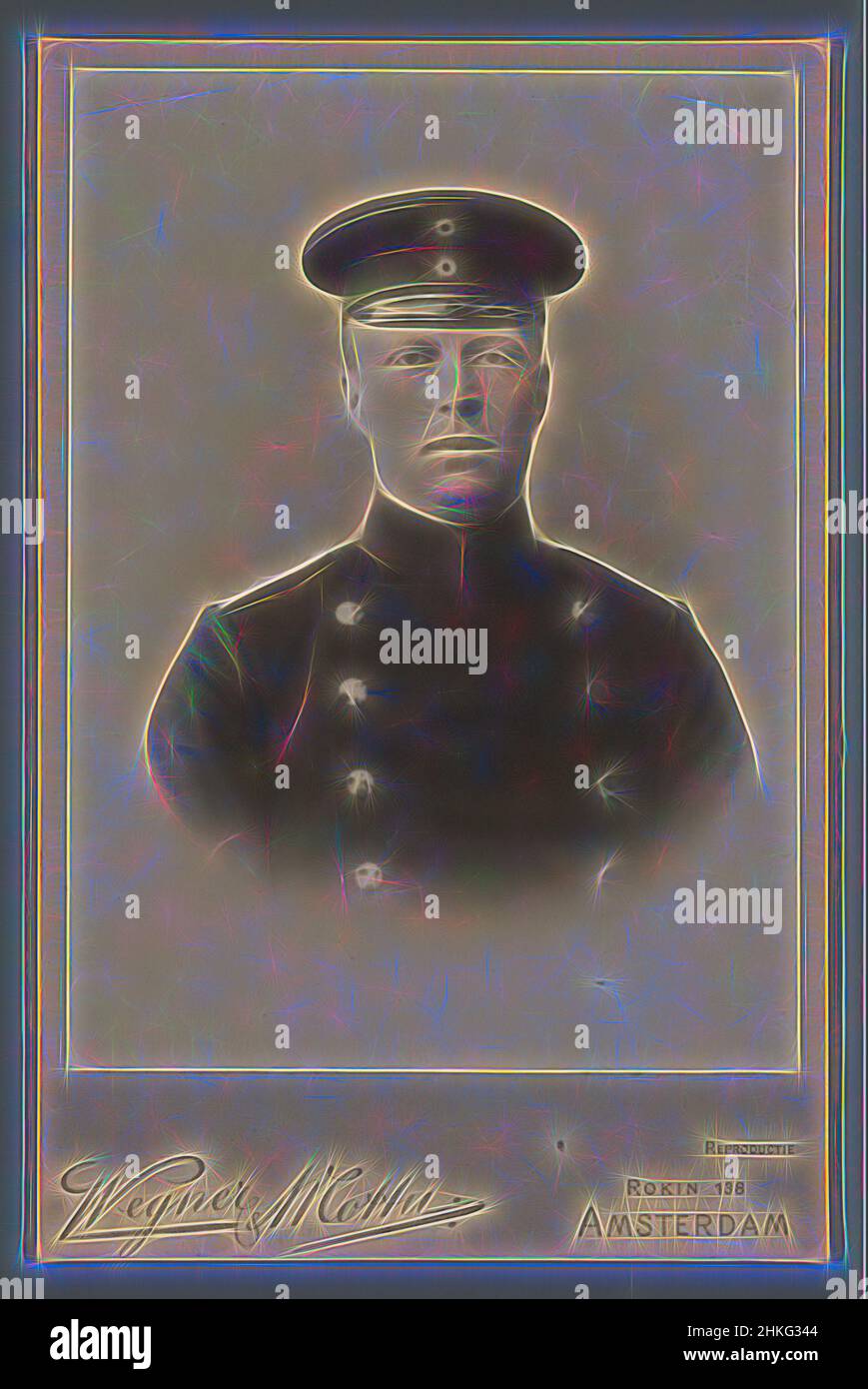 Ispirato da Ritratto del Principe Enrico, Wegner & Mottu, Amsterdam, 1900, gelatina stampa argento, Altezza 165 mm x larghezza 107 mm, reinventata da Artotop. L'arte classica reinventata con un tocco moderno. Design di calda e allegra luminosità e di raggi di luce. La fotografia si ispira al surrealismo e al futurismo, abbracciando l'energia dinamica della tecnologia moderna, del movimento, della velocità e rivoluzionando la cultura Foto Stock