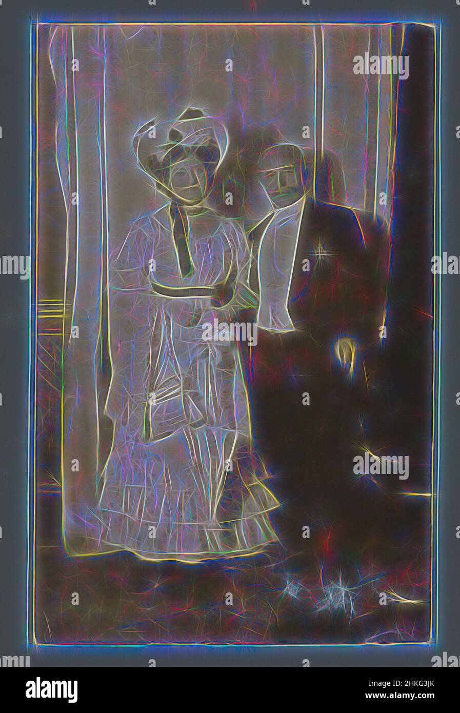 Ispirato dal Ritratto di un uomo e di una donna ignoti, c.. 1900 - prima del 1907, stampa in argento gelatina, altezza 140 mm x larghezza 90 mm, Reimagined by Artotop. L'arte classica reinventata con un tocco moderno. Design di calda e allegra luminosità e di raggi di luce. La fotografia si ispira al surrealismo e al futurismo, abbracciando l'energia dinamica della tecnologia moderna, del movimento, della velocità e rivoluzionando la cultura Foto Stock