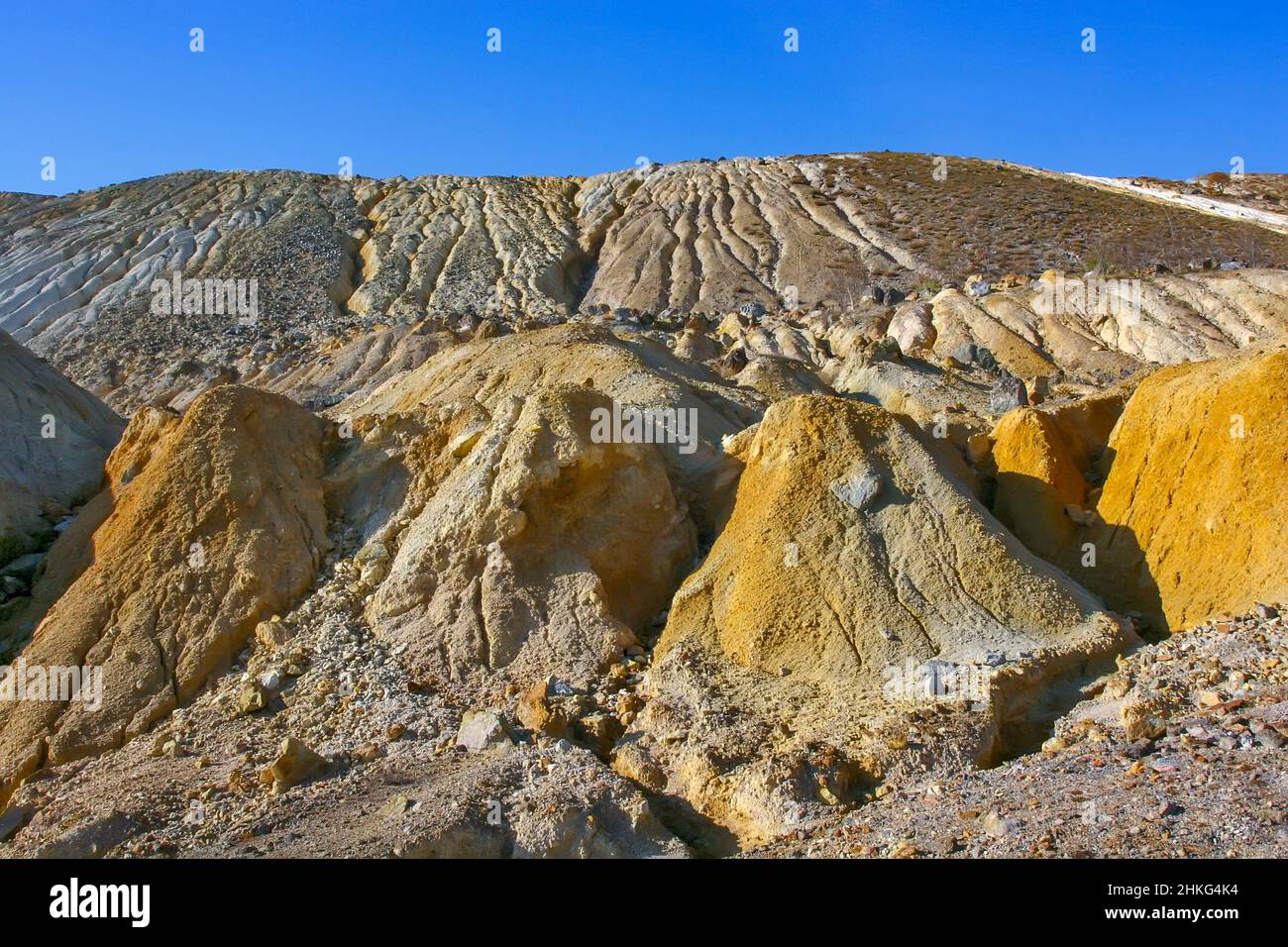 Mullock collina dietro open-pit a Bor, Veliki Krivelj, Serbia Foto Stock