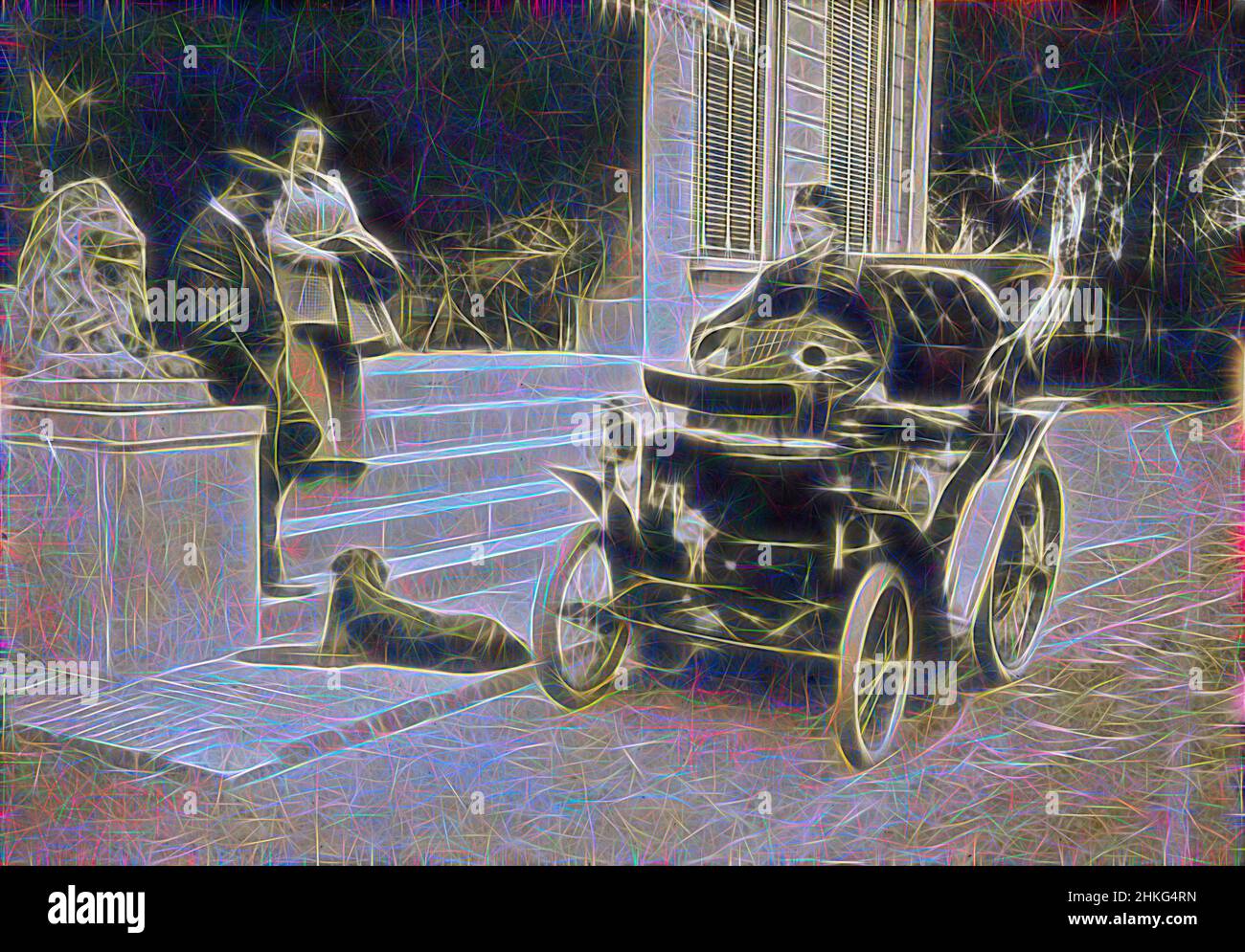 Ispirata da Woman in un'auto di fronte (presumibilmente) a un hotel, Woman in un'auto Georges Richard di fronte a una scala di un edificio, Breda, prima del 1906, gelatina stampa argento, altezza 76 mm x larghezza 108 mm, reimmaginato da Artotop. L'arte classica reinventata con un tocco moderno. Design di calda e allegra luminosità e di raggi di luce. La fotografia si ispira al surrealismo e al futurismo, abbracciando l'energia dinamica della tecnologia moderna, del movimento, della velocità e rivoluzionando la cultura Foto Stock