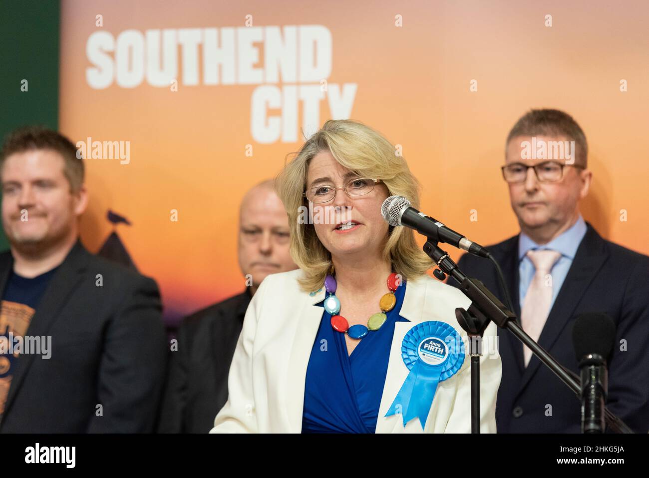 Anna Firth, deputato di Tory, alla verifica e alle votazioni per il Southend West con elezione il 3 febbraio 2022 per sostituire il deputato assassinato Sir David Amess Foto Stock