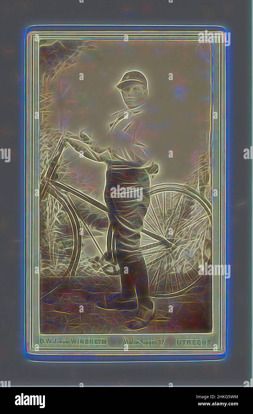 Ispirato dal Ritratto di un ragazzo sconosciuto (presumibilmente) in uniforme Boy Scout che tiene una bicicletta, D.W.J. van Winsheijm, Utrecht, c.. 1878 - c. 1895, stampa albume, altezza 93 mm x larghezza 55 mm, reinventata da Artotop. L'arte classica reinventata con un tocco moderno. Design di calda e allegra luminosità e di raggi di luce. La fotografia si ispira al surrealismo e al futurismo, abbracciando l'energia dinamica della tecnologia moderna, del movimento, della velocità e rivoluzionando la cultura Foto Stock