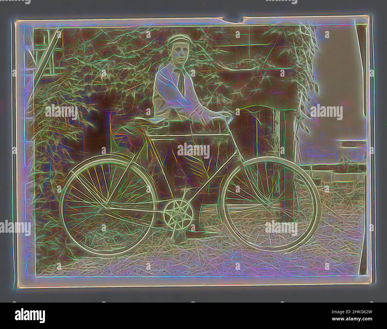 Ispirato dal Ritratto di un ragazzo sconosciuto (presumibilmente) in uniforme Boy Scout con una bicicletta, c.. 1890 - c. 1910, stampa in argento gelatina, altezza 91 mm x larghezza 118 mm, Reimagined by Artotop. L'arte classica reinventata con un tocco moderno. Design di calda e allegra luminosità e di raggi di luce. La fotografia si ispira al surrealismo e al futurismo, abbracciando l'energia dinamica della tecnologia moderna, del movimento, della velocità e rivoluzionando la cultura Foto Stock