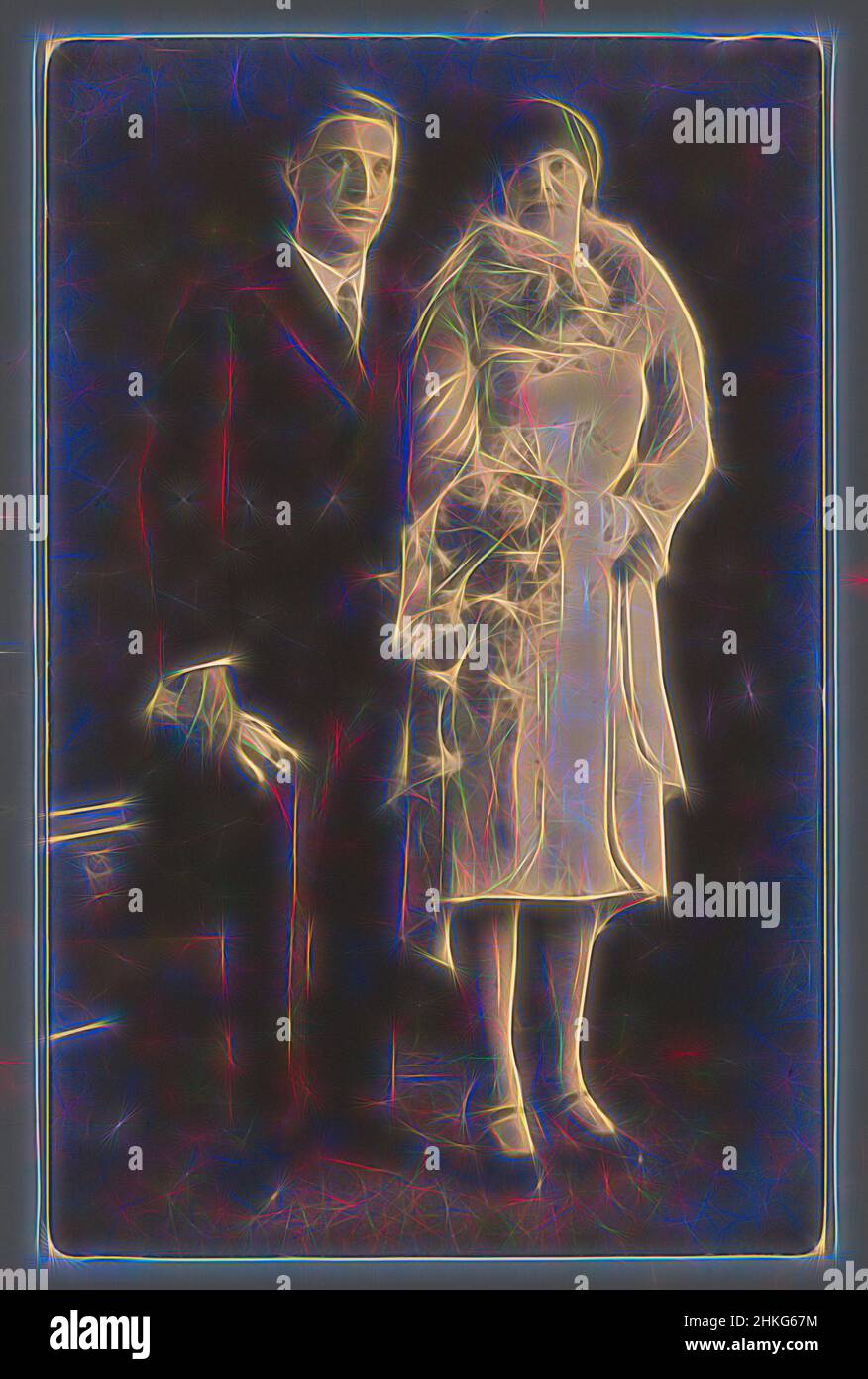 Ispirato dal Ritratto di una coppia nuziale sconosciuta, Europa, c.. 1900 - c. 1940, stampa in argento gelatina, altezza 140 mm x larghezza 89 mm, Reimagined by Artotop. L'arte classica reinventata con un tocco moderno. Design di calda e allegra luminosità e di raggi di luce. La fotografia si ispira al surrealismo e al futurismo, abbracciando l'energia dinamica della tecnologia moderna, del movimento, della velocità e rivoluzionando la cultura Foto Stock
