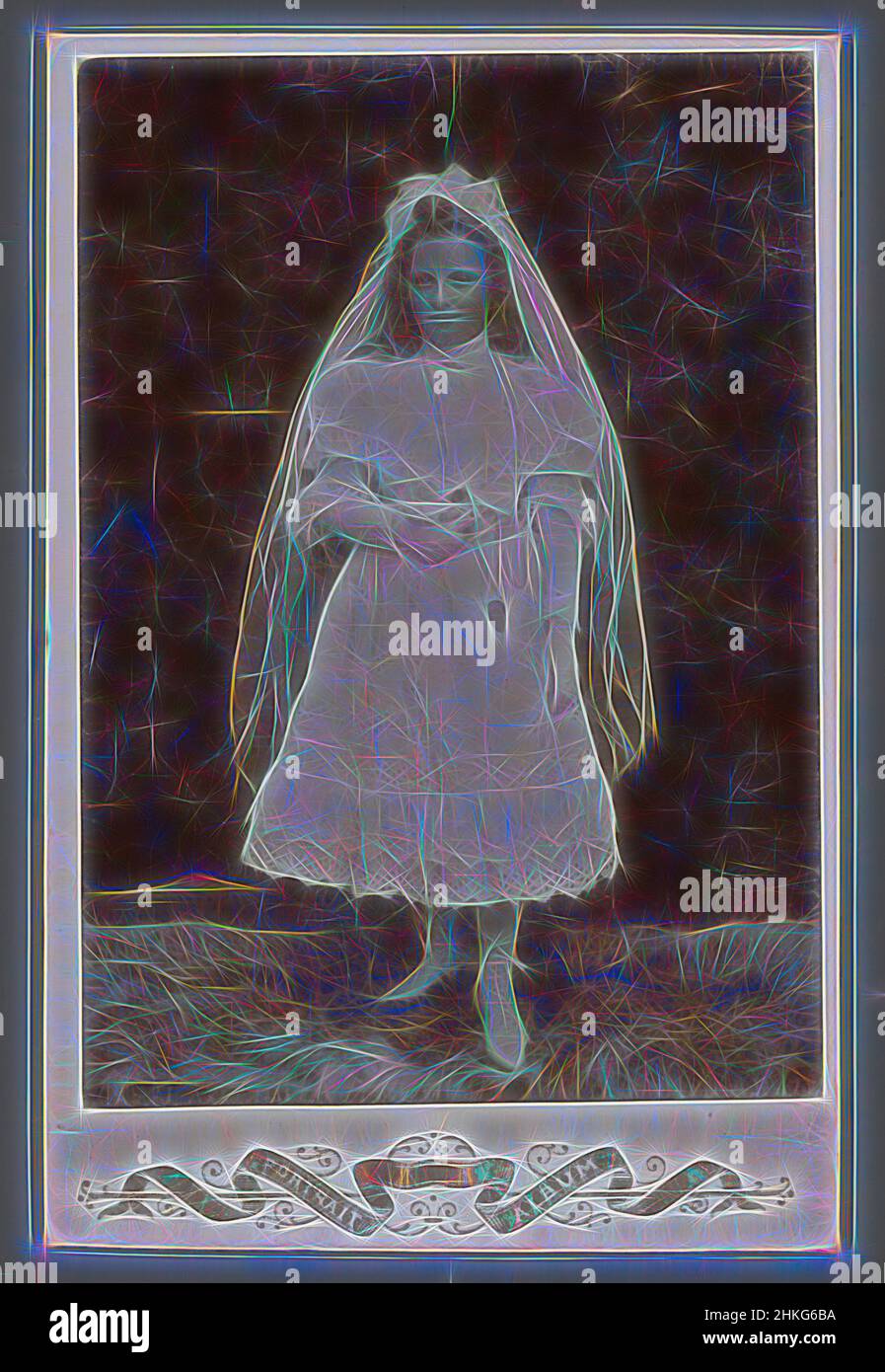 Ispirato dal Ritratto di una ragazza sconosciuta in un abito di comunione, Belgio, c.. 1880 - c. 1910, altezza 140 mm x larghezza 99 mm, reinventato da Artotop. L'arte classica reinventata con un tocco moderno. Design di calda e allegra luminosità e di raggi di luce. La fotografia si ispira al surrealismo e al futurismo, abbracciando l'energia dinamica della tecnologia moderna, del movimento, della velocità e rivoluzionando la cultura Foto Stock