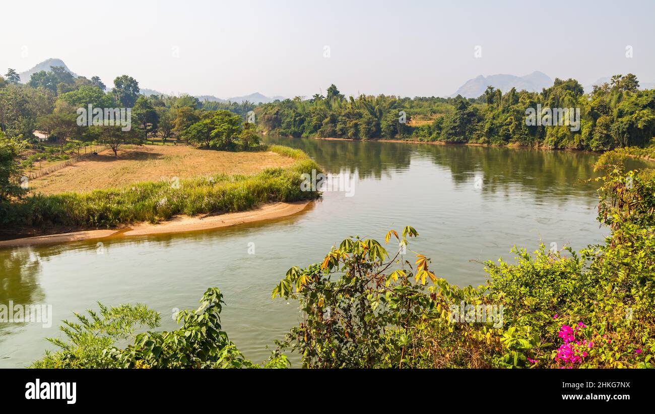 Vista panoramica sul fiume Khwae Yai (Kwai) in Thailandia. Orizzontale Foto Stock
