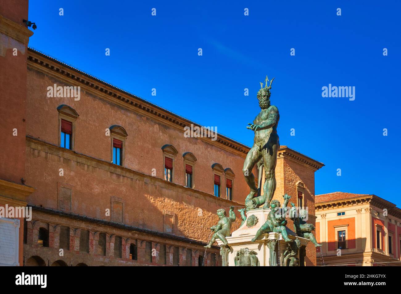 Fontana di Nettuno in Piazza maggiore a Bologna, in una giornata di sole Foto Stock